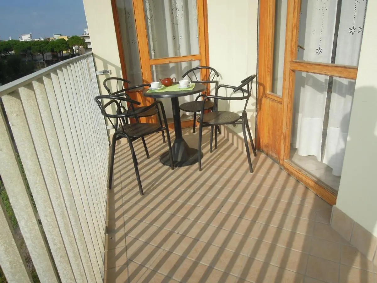 Homely 1 Bedroom Flat With Side Sea View Bibione Apartment