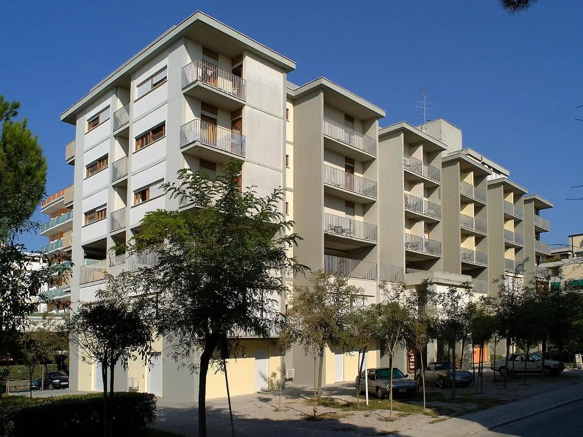 Homely 1 Bedroom Flat With Side Sea View Bibione Apartment